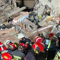 Rescatan con vida a una de las tres personas atrapadas en el derrumbe de España