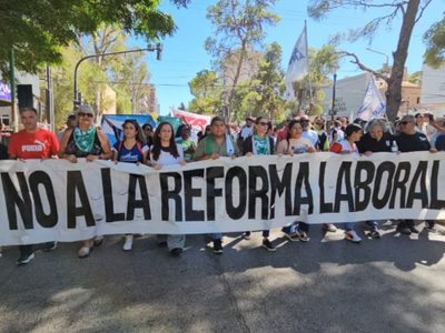 Paro general en Neuquén: masiva marcha al Monumento en rechazo a la reforma laboral