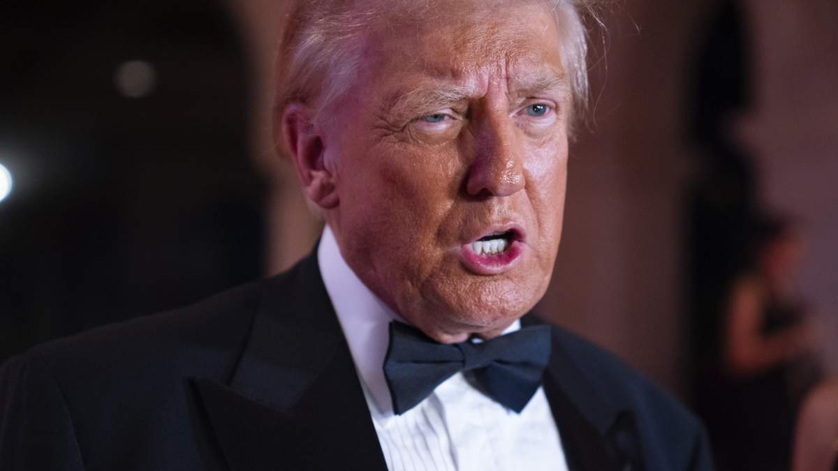 Donald Trump habla con reporteros antes de una fiesta de Año Nuevo en Palm Beach