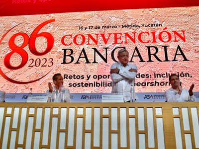 “Continúen obteniendo utilidades legítimas y razonables”, dice AMLO a banqueros