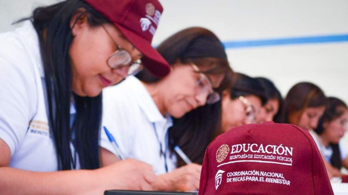 Capacitación para la entrega de tarjetas de la Beca Rita Cetina