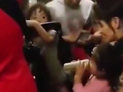 Le dio cerveza a su bebé en un tren y Capital Humano la denunció