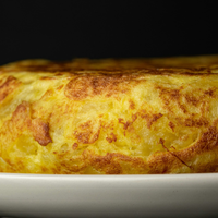 Tortilla de papa rellena: crocante por fuera y cremosa por dentro, una receta que no falla para un almuerzo tentador
