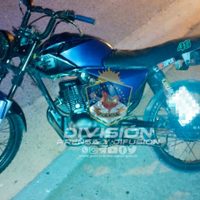 Por evadir a toda velocidad un control policial se les cayó un arma de fuego de la moto