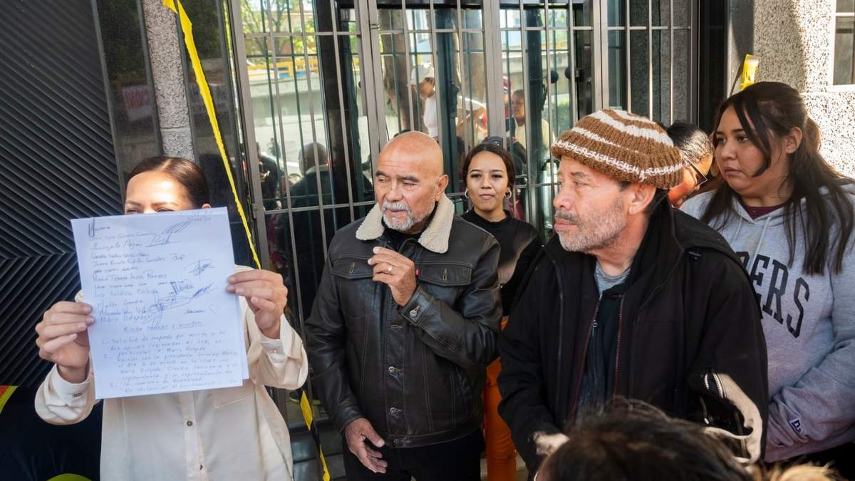 Morenistas colimenses muestran las firmas del acuerdo para el diálogo con la dirigencia nacional