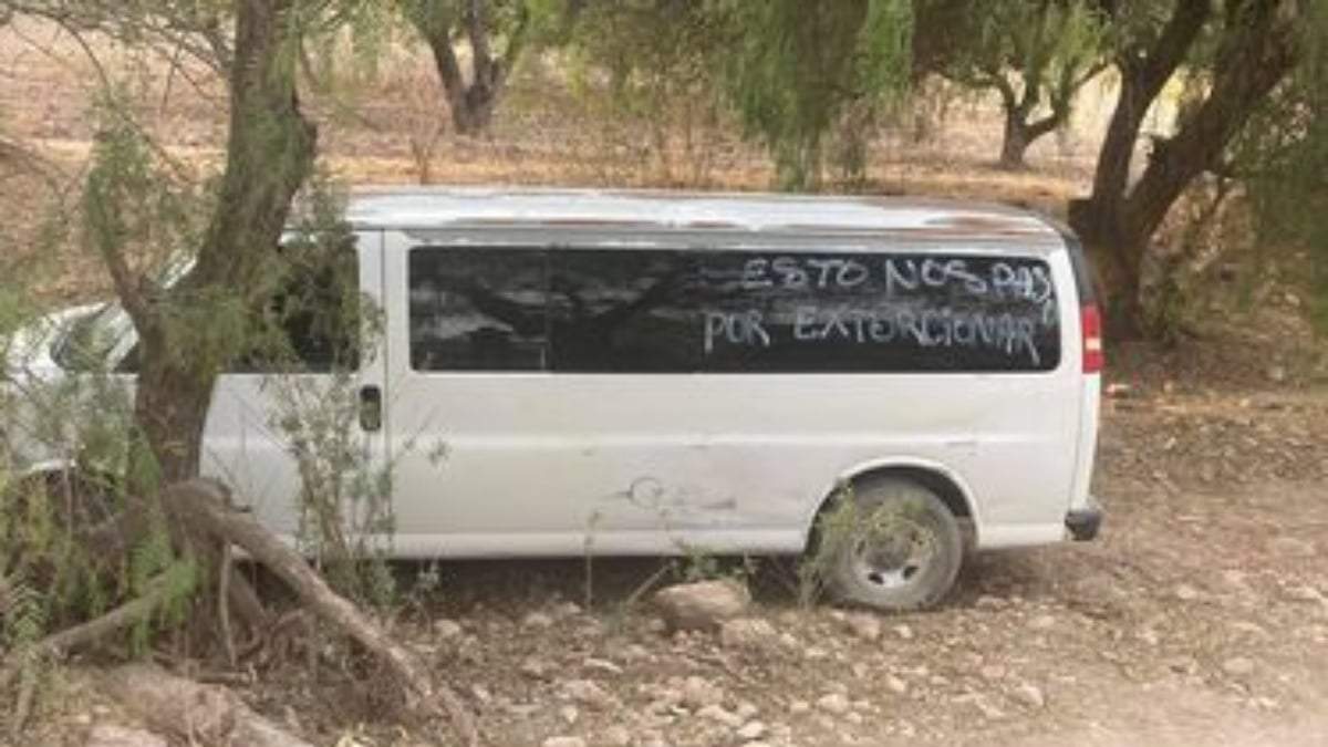 La camioneta en la que fueron abandonados los cuerpos de los agentes de la FGR