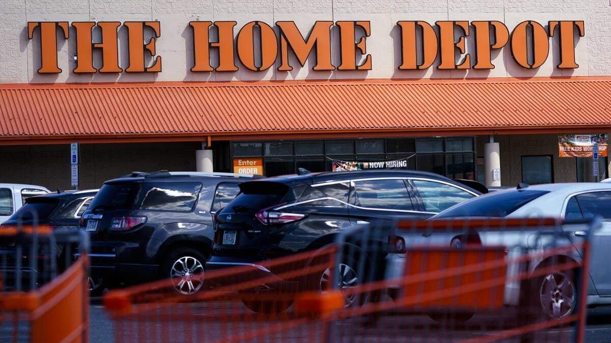 En esta imagen de archivo, carros estacionados en el exterior de un establecimiento de Home Depot en Filadelfia