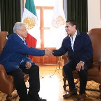 López Obrador se reúne con el gobernador Silvano Aureoles en Michoacán
