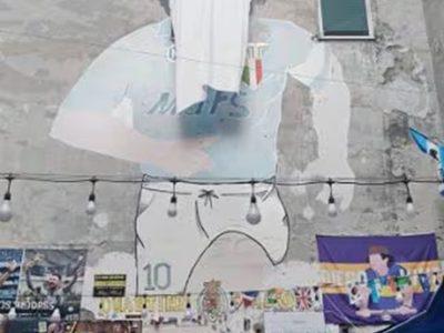 A modo de protesta, taparon el mítico mural de Maradona en Nápoles