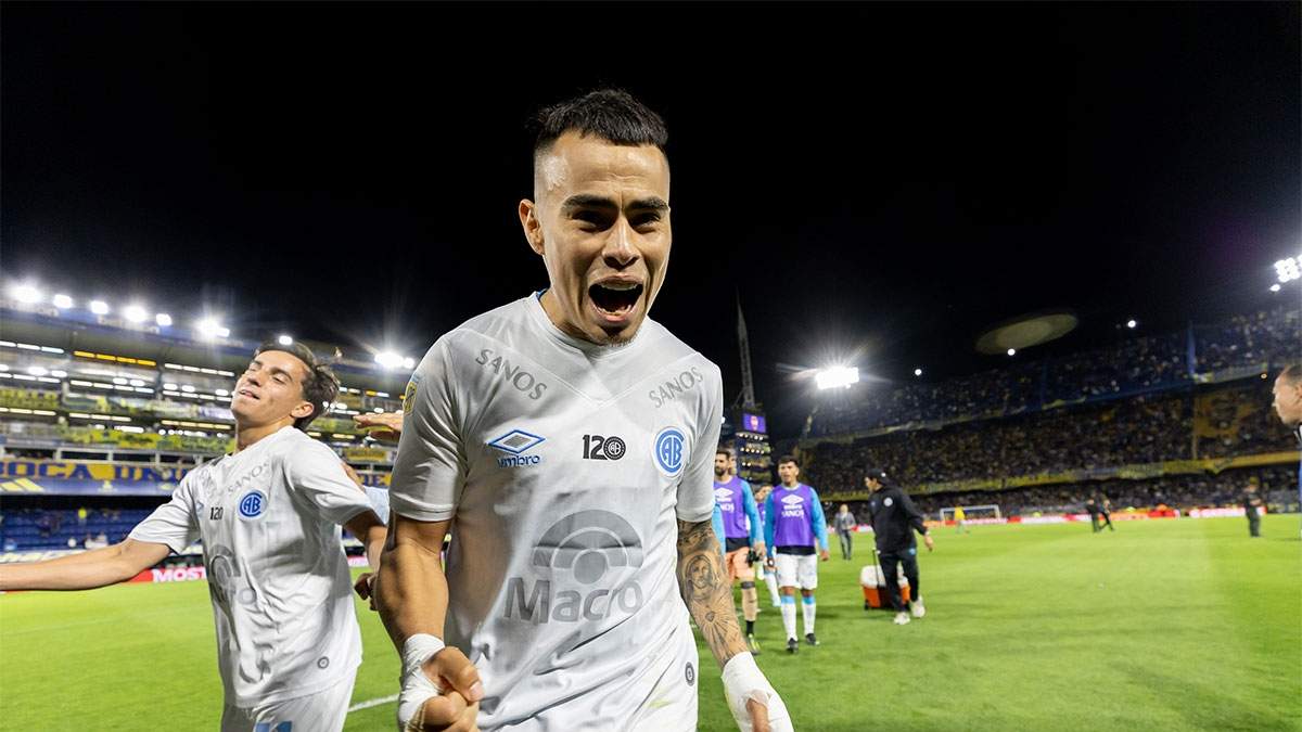 Lucas Zelarayán está feliz con el triunfo de Belgrano en La Boca.