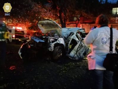 Se estrella una camioneta contra un poste en la colonia Atenor Salazar; tres muertos