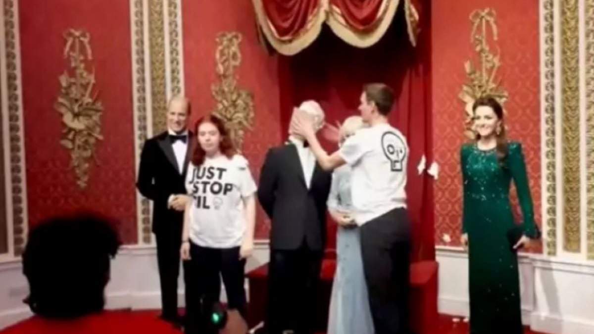 Activistas climáticos lanzan un pastel a la figura de cera del rey Carlos III en Londres