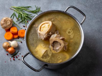 Fácil y muy barato: la receta para hacer el caldo de hueso que te aporta colágeno gratis y que consumen todas las famosas