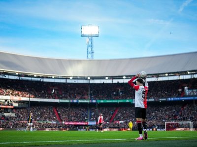 Santiago Giménez falla penalti en el partido de Feyenoord contra Twente