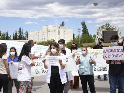 Tránsito complicado en los puentes carreteros ante el reclamo del personal de Salud de Cipolletti