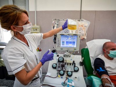 Milanesas, una picadita y hasta exenciones impositivas como "premio" para donantes de plasma