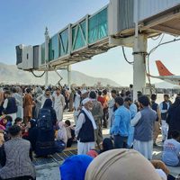 Caos en el aeropuerto de Kabul: las imágenes de quienes buscan huir desesperadamente de Afganistán