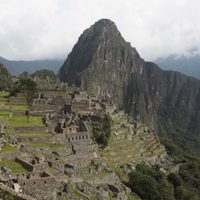 Turistas afectados por bloqueos de vía férrea hacia Machu Picchu en el sur de Perú