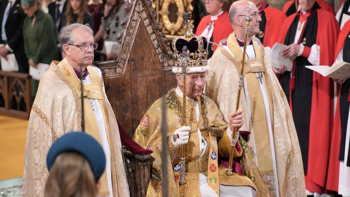 El rey Carlos III tras ser coronado con la corona de San Eduardo