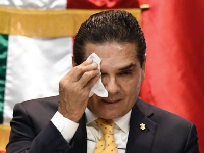 Juez ordena detener a Silvano Aureoles; lo acusan de homicidio y tortura