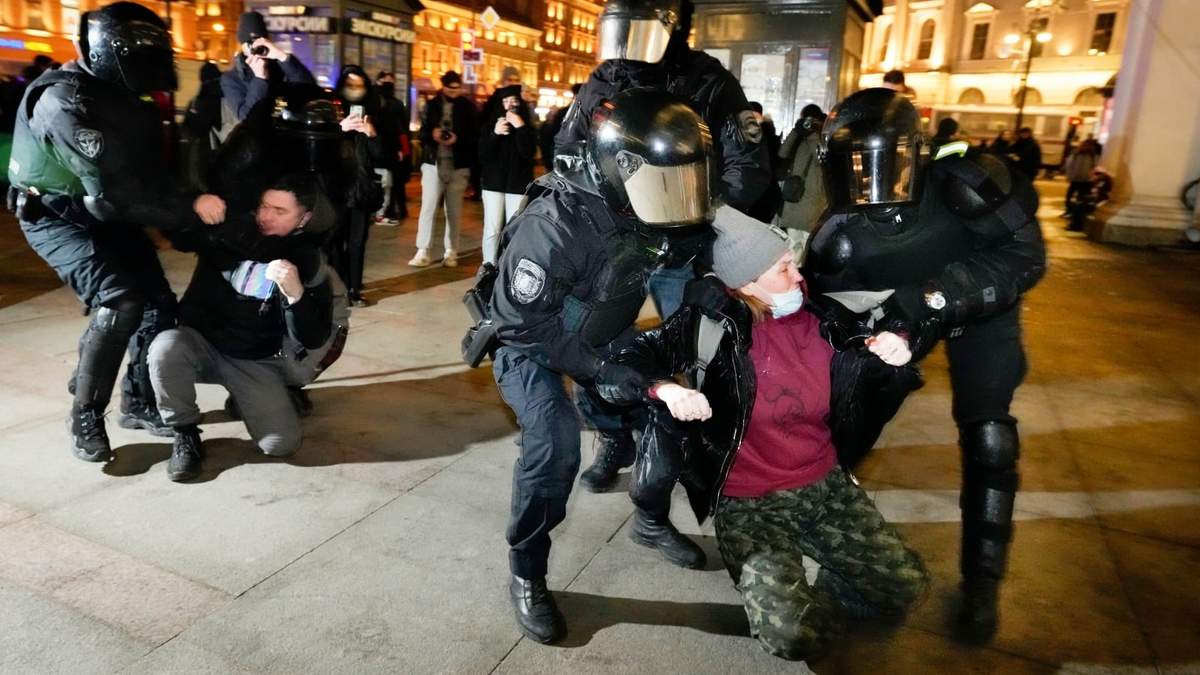 Detenidos en Moscú durante una protestas contra la invasión a Ucrania