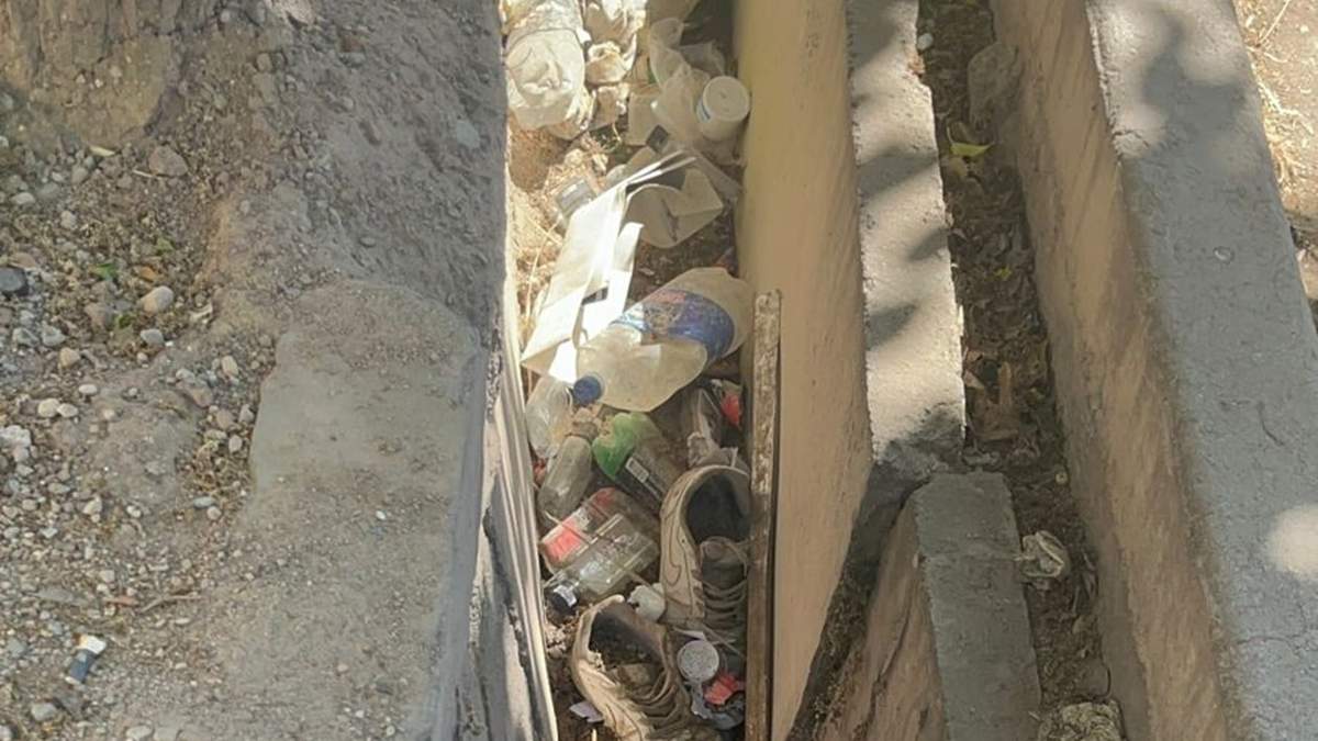 Acequia tapada de basura.