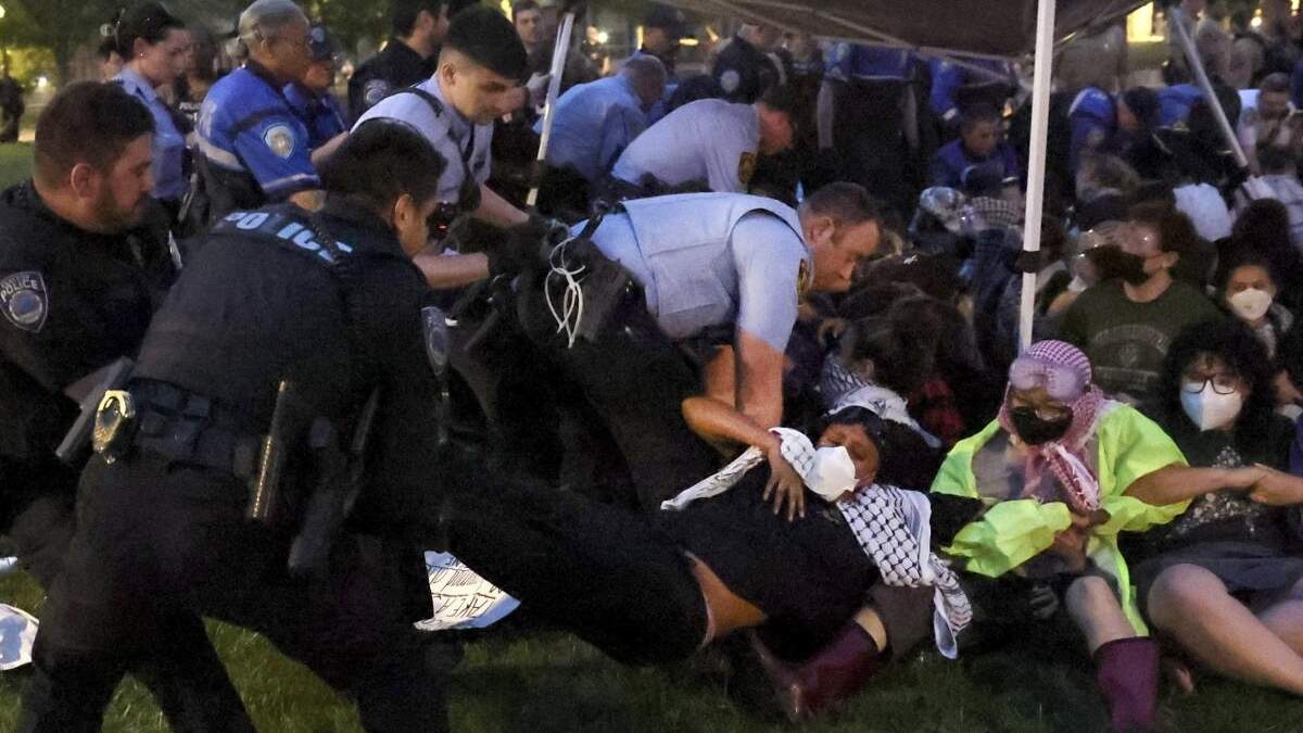 Policía detiene a manifestantes propalestinos que intentan acampar en el campus de la Universidad de Washington
