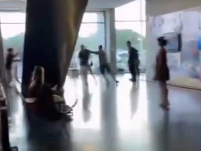 Se encontró con la pareja de ex en un museo de Mar del Plata y se peleó a las piñas