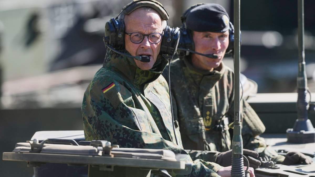 El canciller alemán Friedrich Merz conduce el vehículo blindado Boxer durante su visita al ejército en la base de la Bundeswehr en Münster, Alemania, el jueves 30 de abril de 2026