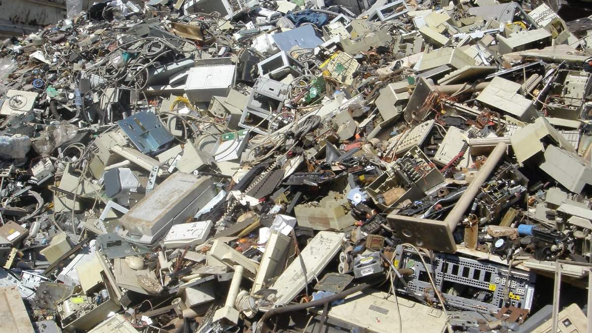 Una montaña de basura electrónica. Fuente: (Twitter)