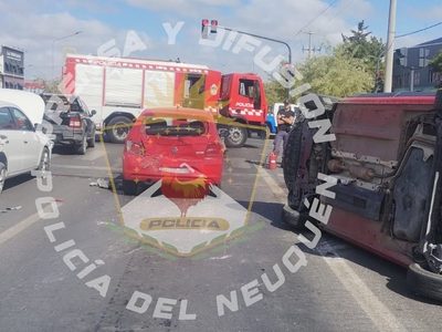Impactante choque y vuelco en la avenida Mosconi; el protagonista no tenía licencia de conducir