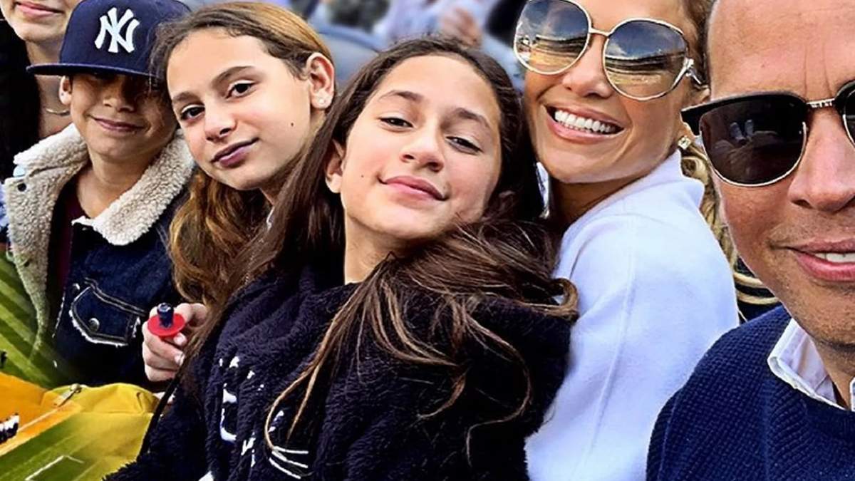 Jennifer López y familia. Fuente: (Twitter)