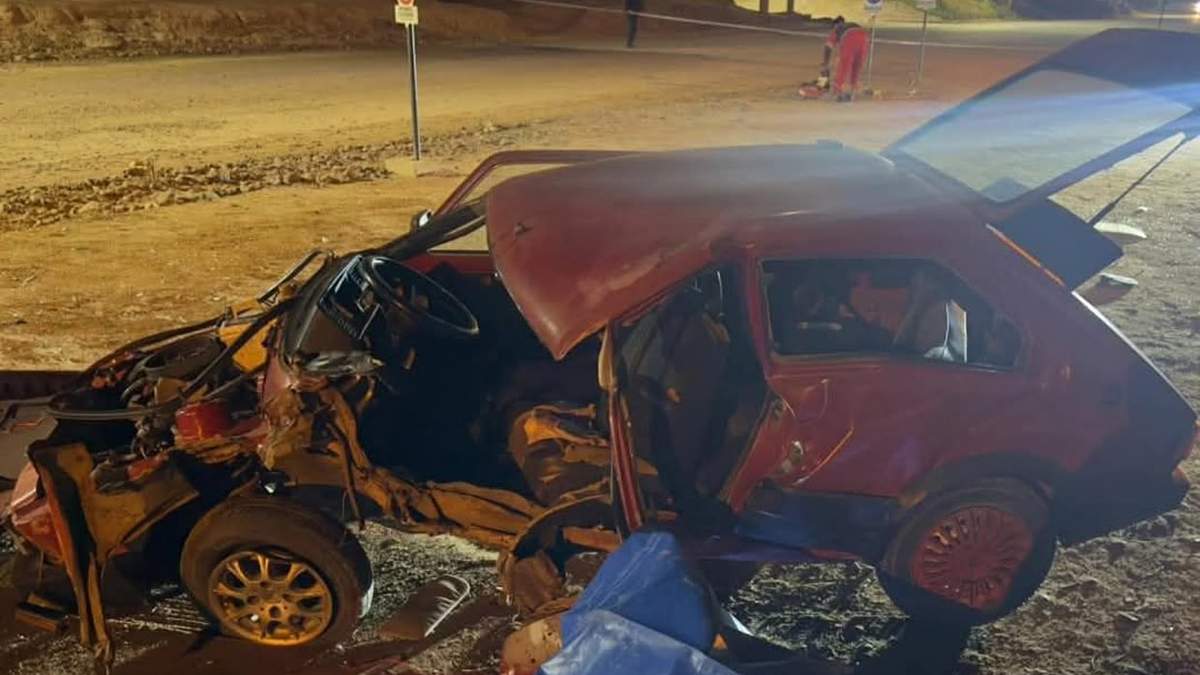 El auto quedó completamente destrozado. Fuente: (Facebook)