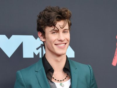 ¡Cantando por dinero! Graban a Shawn Mendes cantando en el metro por unas monedas ¿Está bien?