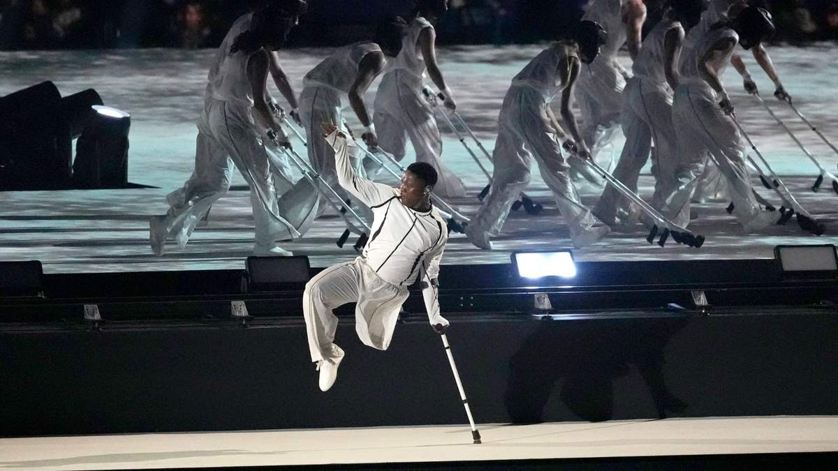 El bailarín sudafricano Musa Motha actúa en la ceremonia inaugural de los Juegos Paralímpicos de París