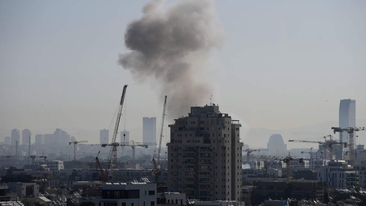 Una densa columna de humo se eleva tras un ataque con misiles iraníes en Tel Aviv, el martes 24 de marzo de 2026