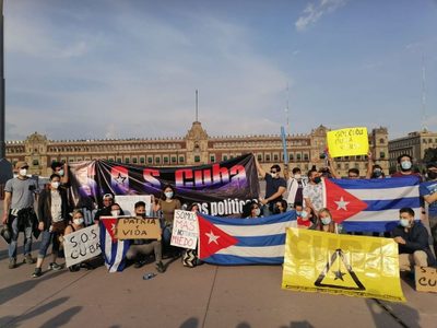 Cubanos protestan en el zócalo contra el régimen de Díaz-Canel