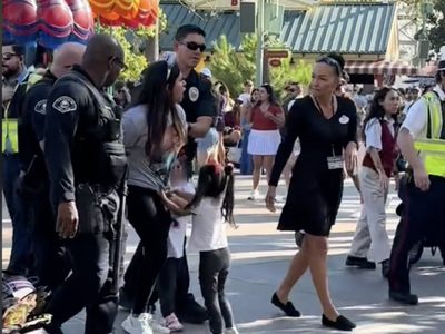 Arrestan en Disneylandia a una mujer frente a sus hijas que piden ayuda (Video)