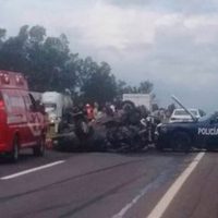 Accidente carretero en Jalisco deja dos muertos y seis heridos, entre ellos dos policías