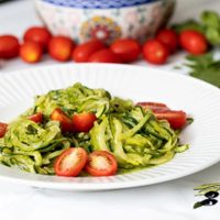 “Zoodles” al pesto: una alternativa baja en carbohidratos para sustituir la pasta