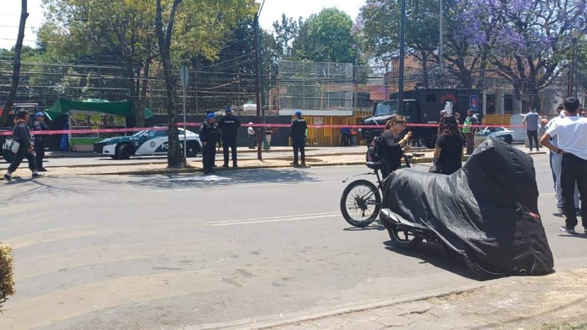 Entrada de la Prepa 5 acordonada por presunta amenza de bomba