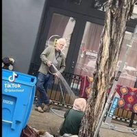 Dueño de galería de arte es investigado por rociar con agua a una mujer sin hogar (Video)
