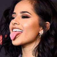¡Abierta de piernas! Becky G se luce haciéndolo y enloquece a sus fans, terminó con la lengua afuera