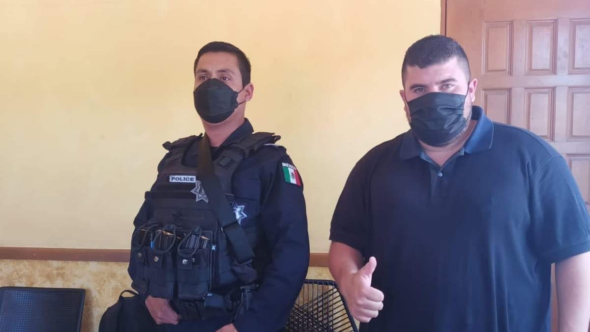 El presidente municipal de Piaxtla, Miguel Maceda Carrera (der.)
