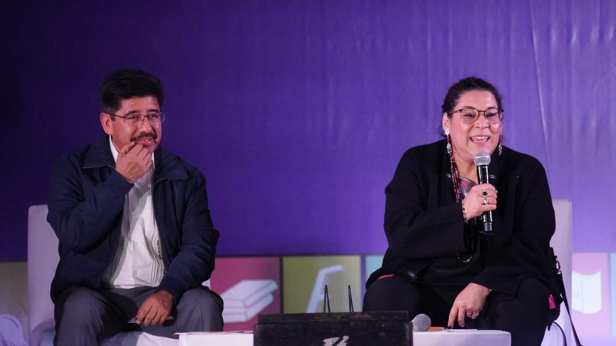 Aguilar y la ministra Lenia Batres en la FIL del Zócalo