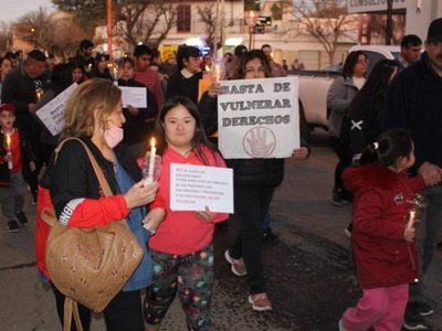 En Zapala le dijeron “No al ajuste en Discapacidad” en una  masiva “Marcha de Antorchas”