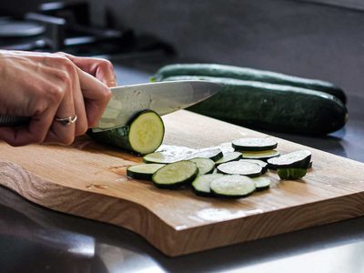 Limpiá la tabla de madera de tu cocina con solo dos productos muy fáciles de conseguir