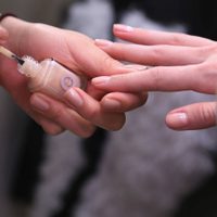 Nail Art: salí de la zona de confort este 2025 con estos diseños con puntos, para uñas largas y cortas