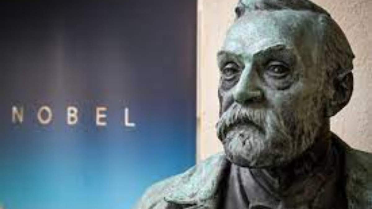 Un busto de Alfred Nobel en el Instituto Karolinksa, el lunes 3 de octubre de 2022, en Estocolmo, Suecia. Los primeros premios Nobel fueron otorgados en 1901, cinco años después de la muerte de Nobel