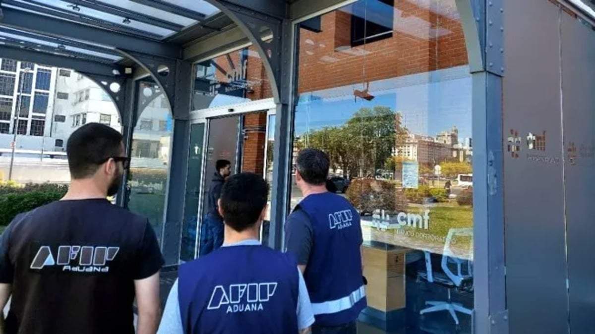 La Aduana investiga a bancos y negocios por fugar 400 millones de dólares. Fuente: (Twitter)